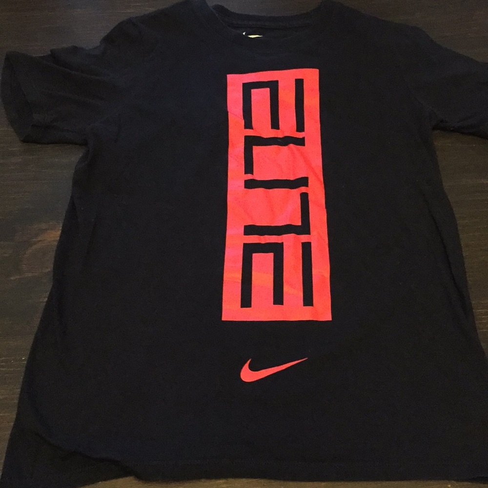 Boys Nike T shirt - size medium